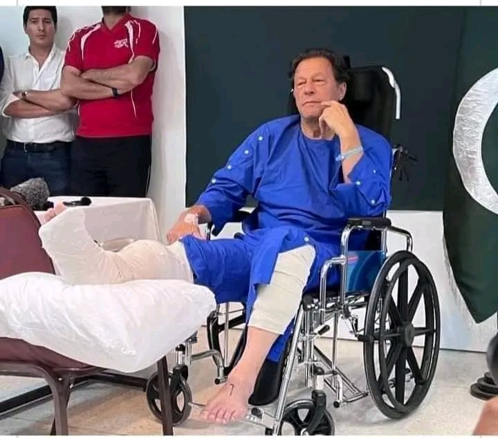 MeerHamza21's tweet photo. گولی والی بات سچ ہے یا نہیں اللہ بہتر جانتا ہے لیکن یہ بات 💯 فیصد سچ ہے کے ویل چیئر والے کو ستانے والے کو  اللہ نے ویل چئیر پر بٹھا دیا☑ https://t.co/lqfdP9D33A