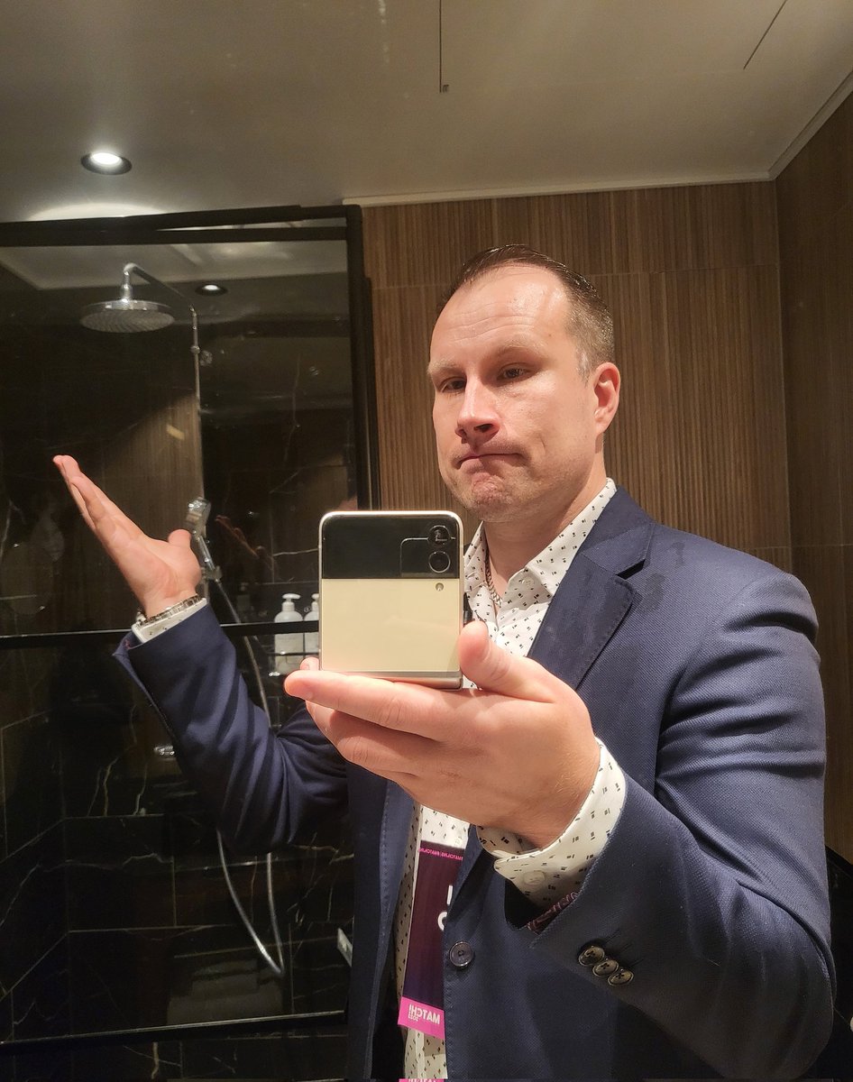 SaniLeino's tweet photo. Siis pakko sanoa, että välillä tää mun touhu saa sellaisia piirteitä, että en meinaa itsekään uskoa...
Onnistuin äsken käymään vahingossa puku päällä suihkussa juuri ennen esitystäni 🤷♂️
Käykö muille tälläisiä?
#Hallussa https://t.co/Hj6zUdtX1Y