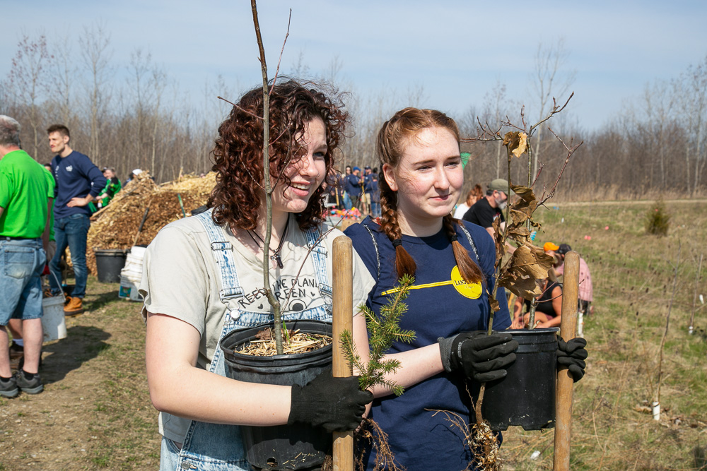 TreeCanada's tweet photo. Our #CommunityTreeGrants have helped support many different types of community greening projects over the years. Last April, @EssexCountyON was joined by 800 volunteers to plant over 2,200 trees, thanks to the support of @LCBO and a Tree Canada #TreemendousCommunities grant! 1/2 https://t.co/r5sGi9FkAF