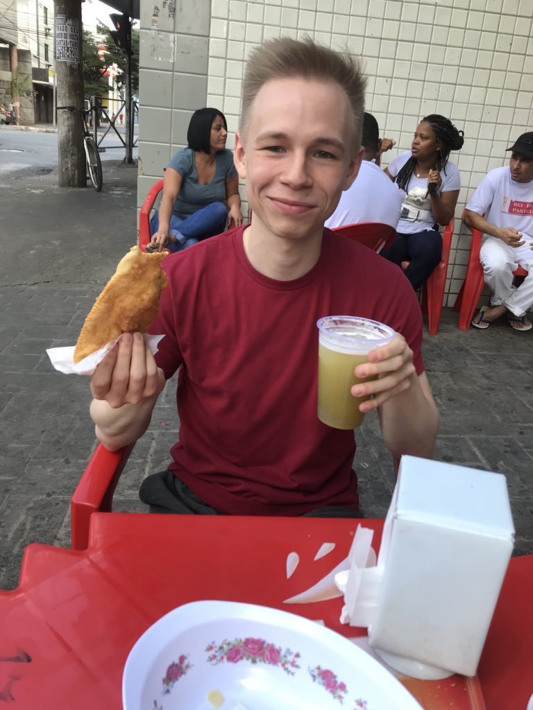 eslbrasil's tweet image. Nada não, só um @EliGE comendo pastel com caldo de cana.

#IEM Rio 2022