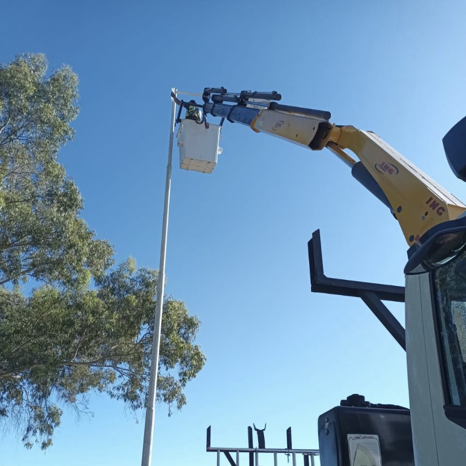 CorredoresAR's tweet photo. ¡Más tareas de mantenimiento para la #RN3!

➡️ En el #km307 realizamos el perfilado y calce de banquinas.

➡️ Sobre el #km92 llevamos a cabo reparación y mantenimiento de las luminarias. https://t.co/RUeKRBlvqs