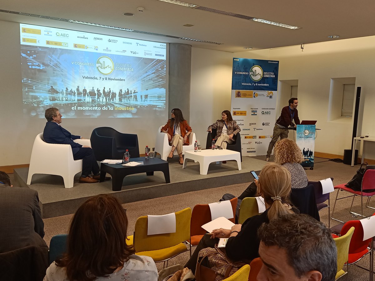 OEPM_es's tweet photo. Cerramos nuestra sala en @IConectada40 con la mesa "La energía renovable cuida el planeta: Protégela" con Javier Vera, de #OEPM, Miguel Frasquet, de #solatom, Margarita de Gregorio, de la Plataforma Tecnológica y de Innovación Española-Geotermia y Carolina Pérez, de @iberdrola. https://t.co/p7PKJSYZQL