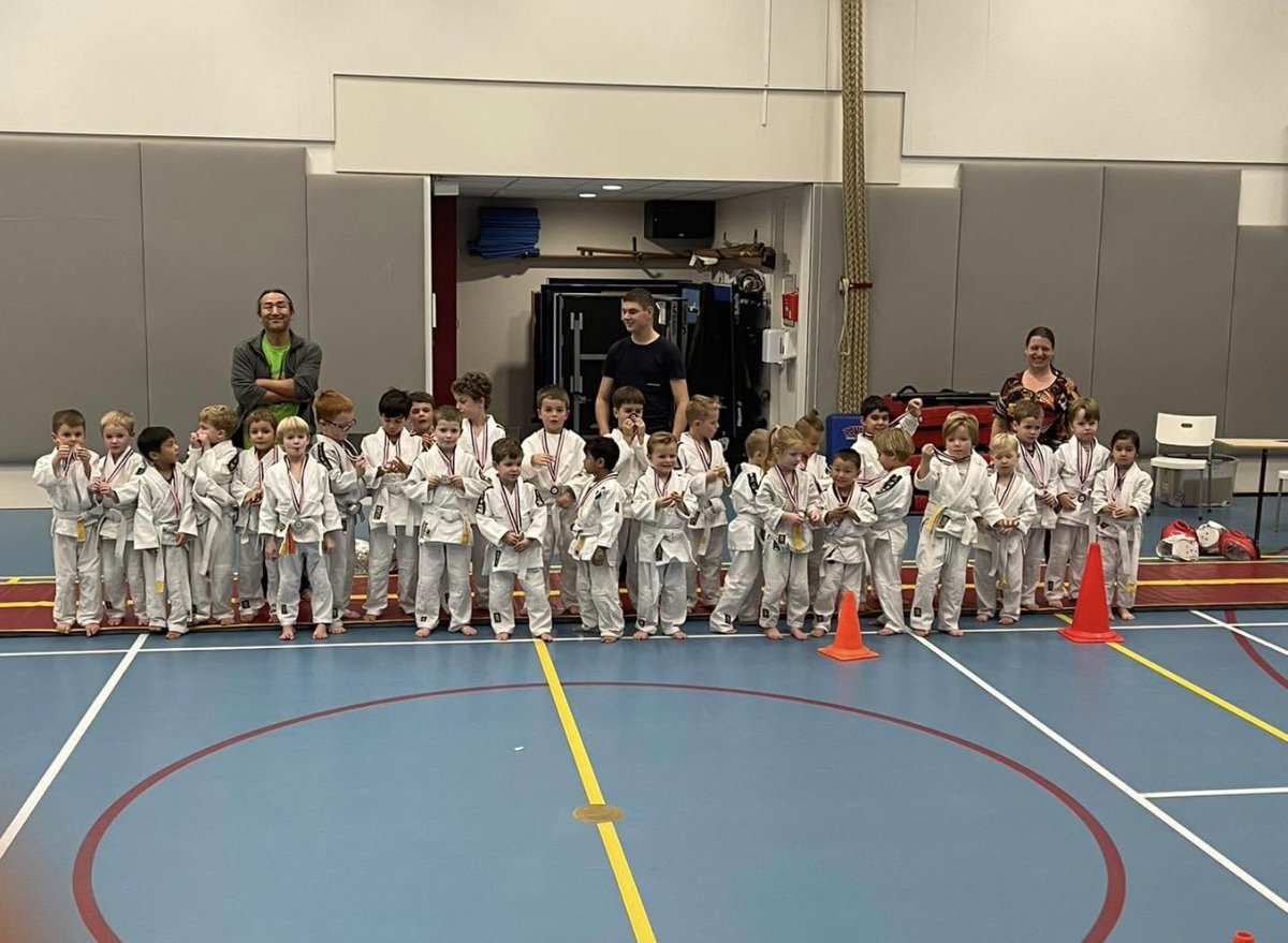 junansei's tweet photo. Afgelopen zondag waren er wedstrijden stokvechten … als eerste mochten de kleuters (4-6jr) het tegen elkaar opnemen … daarna de 9-12 jarigen … twee volle groepen met mooie en spannende wedstrijden … as zondag (13 nov) zijn de 6-8 jarigen aan de beurt. 

#voorschoten #junansei https://t.co/vst5HX5RKw