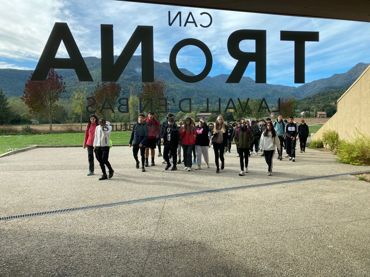 CanTronaCCN's tweet photo. 🗣Avui ens ha visitat l’escola @cordemariaolot 

⭕️Han pogut aprendre sobre els remences i la seva història amb una visita guiada i teatralitzada per @martaaumatell i @ArriantP 

💜Moltes gràcies per venir! https://t.co/w5pdBc0EkJ