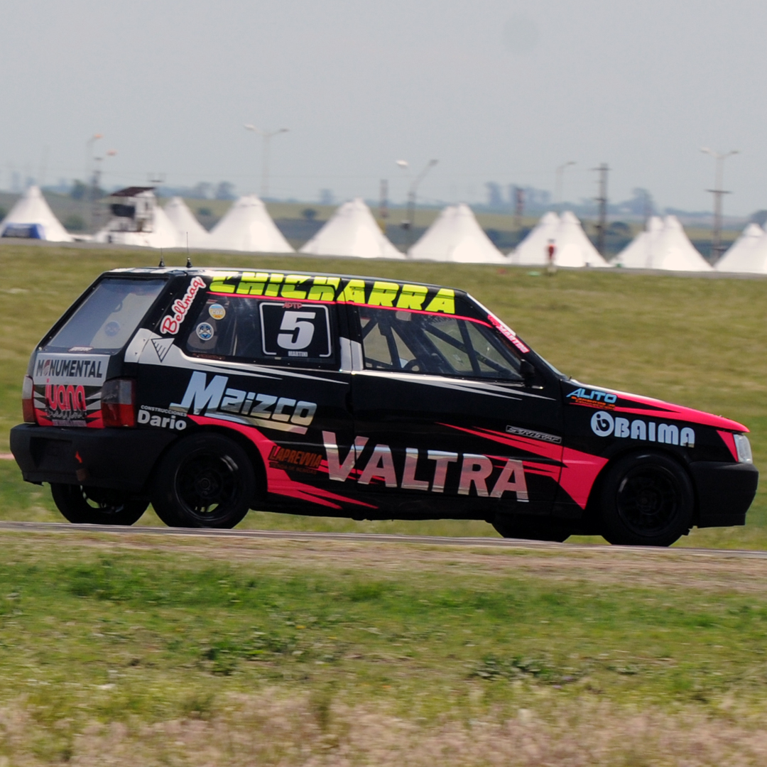 TurismoPista's tweet photo. FELIPE MARTINI QUEDÓ A LAS PUERTAS DEL PODIO EN LA CLASE 1

✅ El de Roque Pérez sumó un nuevo podio y sigue dentro de lote de protagonistas de la divisional.

Ver Nota Completa ➡️ https://t.co/kQ1B3TImzv

#TurismoPista 
@FelipeMartini14 

Foto gentileza @fabi_calo https://t.co/b80TvBaaQG