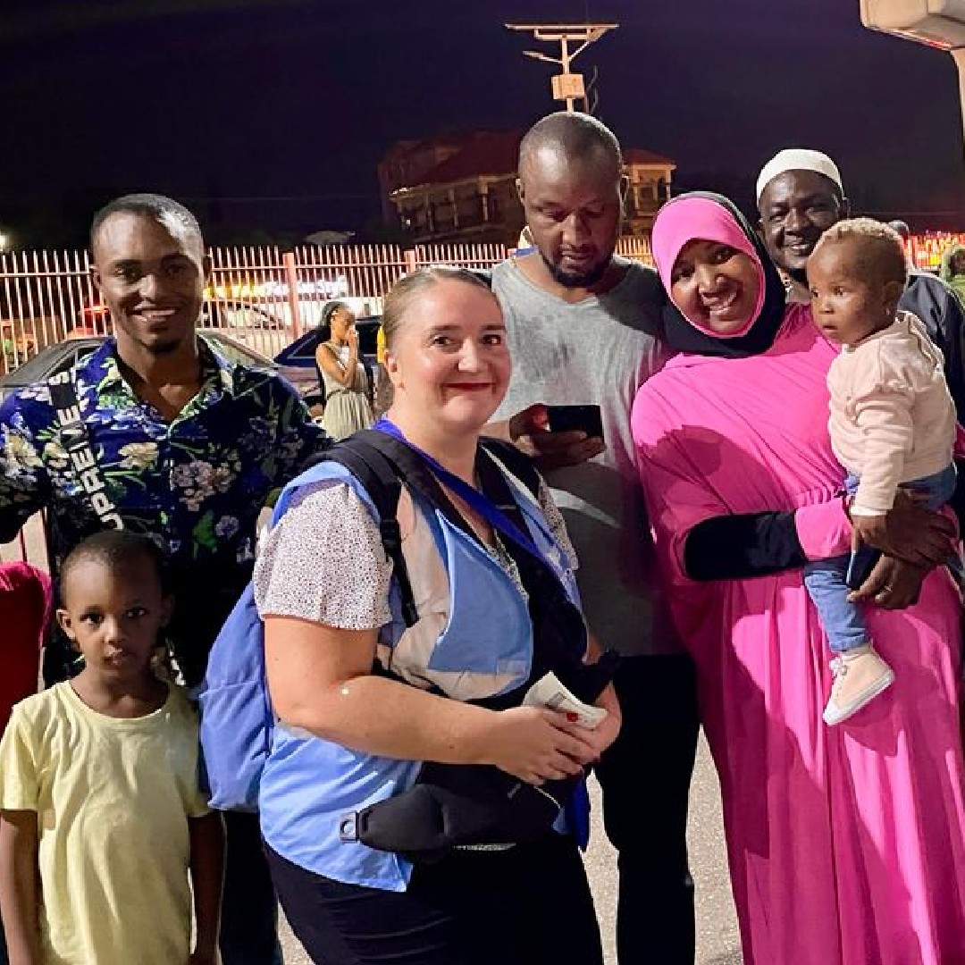 [ACCOMPAGNEMENTS D'ENFANTS MALADES] Accompagnée par nos convoyeurs Anne et Christophe, la petite Mariame est rentrée en Guinée avec un ❤️ tout neuf. Sur le vol retour vers la France, nos bénévoles ont pris en charge deux enfants en attente de soins 🙏   #vosdonsagissent