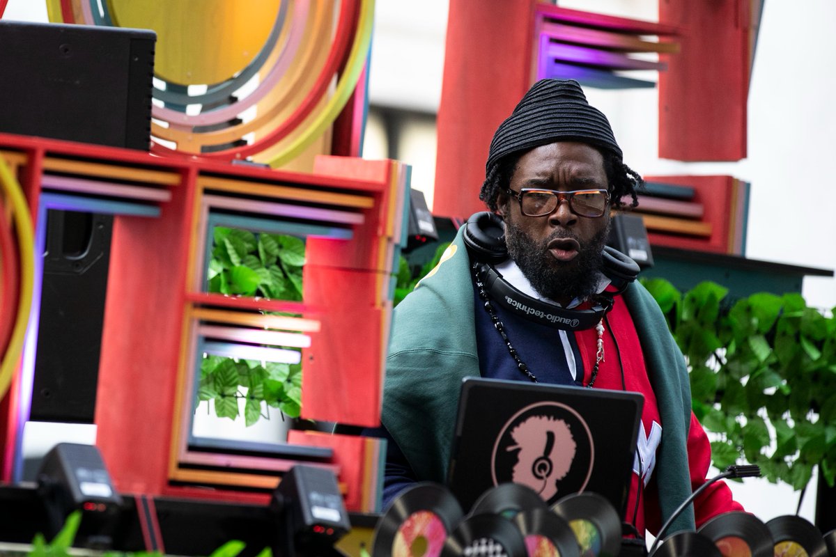 PhillyInquirer's tweet photo. .@questlove and cute kids at @JoyToThePolls 🤩

Later dance parties include performances from @djdiamondkuts, @CosmoBaker and @djjazzyjeff215.

📍 City Hall 
📸@monica_herndon
🔗https://t.co/lLo4FG6byH https://t.co/WVZ6Sf2uAO