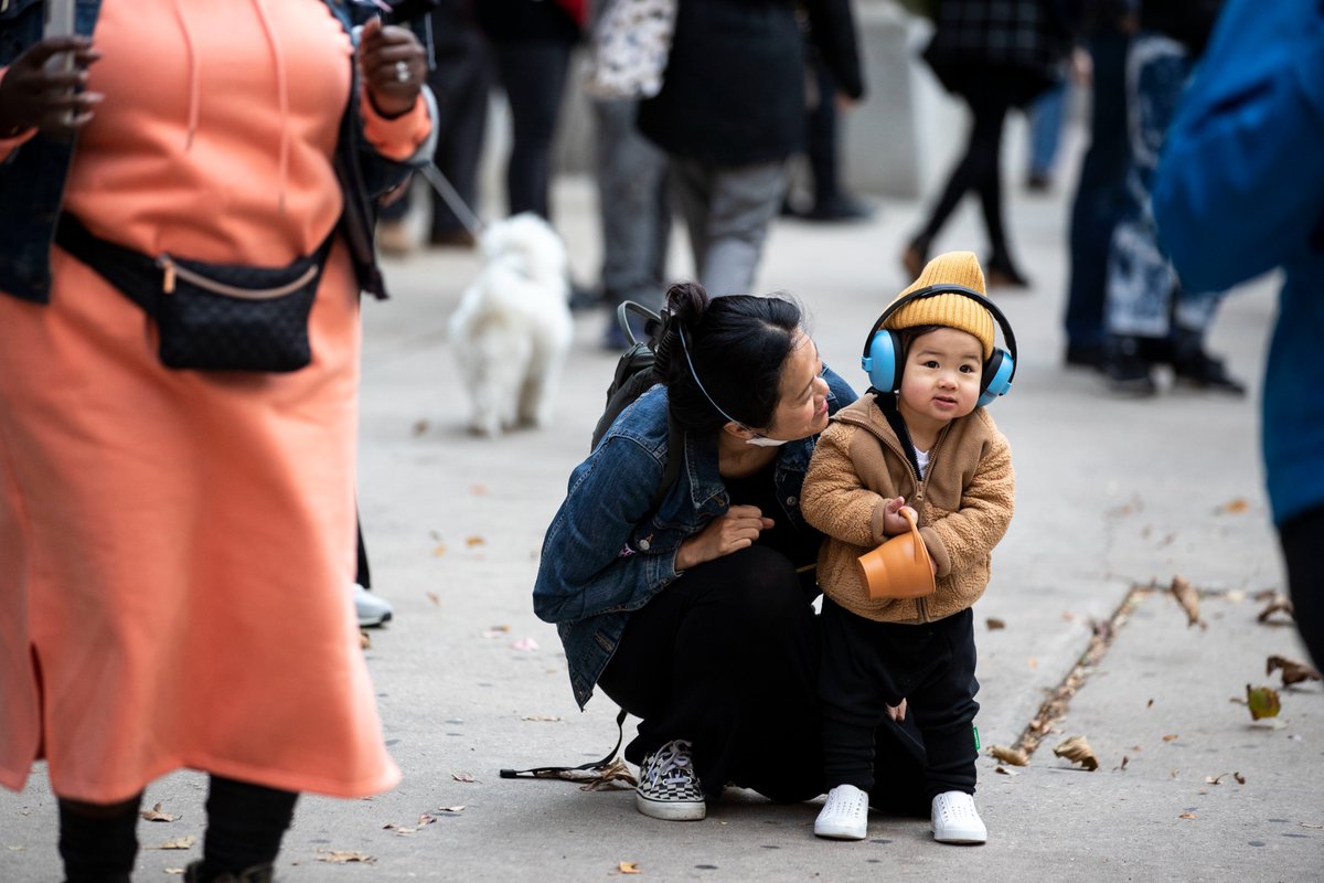 PhillyInquirer's tweet photo. .@questlove and cute kids at @JoyToThePolls 🤩

Later dance parties include performances from @djdiamondkuts, @CosmoBaker and @djjazzyjeff215.

📍 City Hall 
📸@monica_herndon
🔗https://t.co/lLo4FG6byH https://t.co/WVZ6Sf2uAO