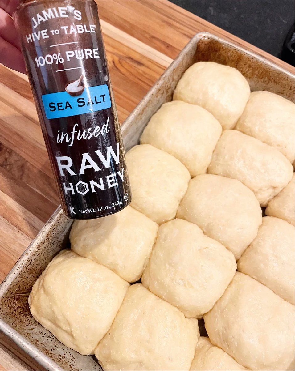 Jamiehive2table's tweet photo. Hard to beat homemade rolls! Once these come out of the oven we’ll be topping with fresh sea-salt honey butter 🙌 https://t.co/a5e3kkQEOi