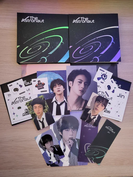 #TheAstronaut albums are here!!!
It's the first time that I bought the both versions of an album and awww I'm so happy 🥺💛💛💛💛 everything is so beautiful orz 