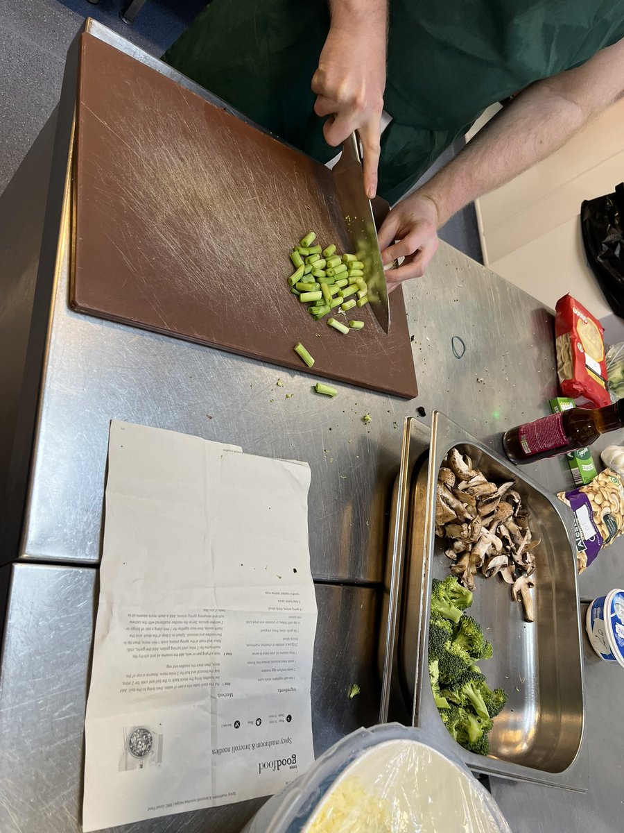 mount_unit's tweet photo. More cooking today with our patients. 2 women &amp; 3 men cooking today! We had a pasta filled lunch as well as some quiche, and the patients loved it 😍😋 well done everyone! 👏🏻 #OccupationalTherapyWeek #nhs #nottshc #cookingskills https://t.co/fYC0q5iOnu