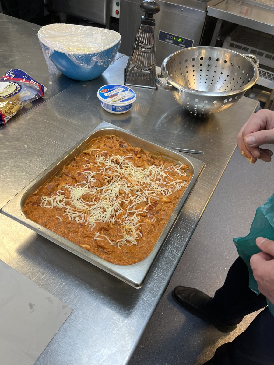 mount_unit's tweet photo. More cooking today with our patients. 2 women &amp; 3 men cooking today! We had a pasta filled lunch as well as some quiche, and the patients loved it 😍😋 well done everyone! 👏🏻 #OccupationalTherapyWeek #nhs #nottshc #cookingskills https://t.co/fYC0q5iOnu