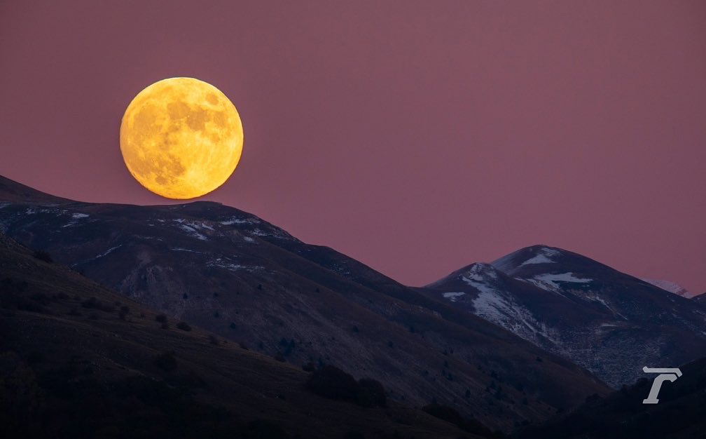 “จันทรุปราคาเต็มดวง” จากทั่วโลก ปรากฏการณ์ตื่นตา คืนวันลอยกระทง

จันทรุปราคา หรือ ราหูอมจันทร์ คืนวันที่ 8 พ.ย. 65 สามารถเห็นได้ด้วยตาเปล่า ทั้งในอเมริกาเหนือ อเมริกากลาง และเอเชีย หากพลาดครั้งนี้ จะไม่ได้เห็นไปจนกว่าจะถึงปี 2568

ภาพ : Getty Images

#จันทรุปราคา #ไทยรัฐออนไลน์