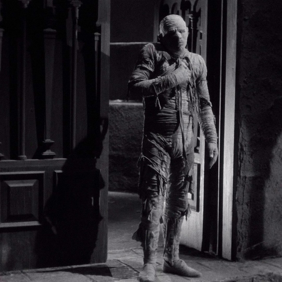 TODAY! At 7pm GMT <a href="/gothicbookworm/">Lauren B 🥀🏛🦇(She/Her)</a> presents BENEATH THE BANDAGES w/ Miskatonic London at The <a href="/horsehospital/">The Horse Hospital</a> 💀📚🏺 This lecture aims to unravel the history of mummies and the ‘mummy’s curse’ by focusing on their treatment and perception in the 19th century. billetto.co.uk/e/beneath-the-…