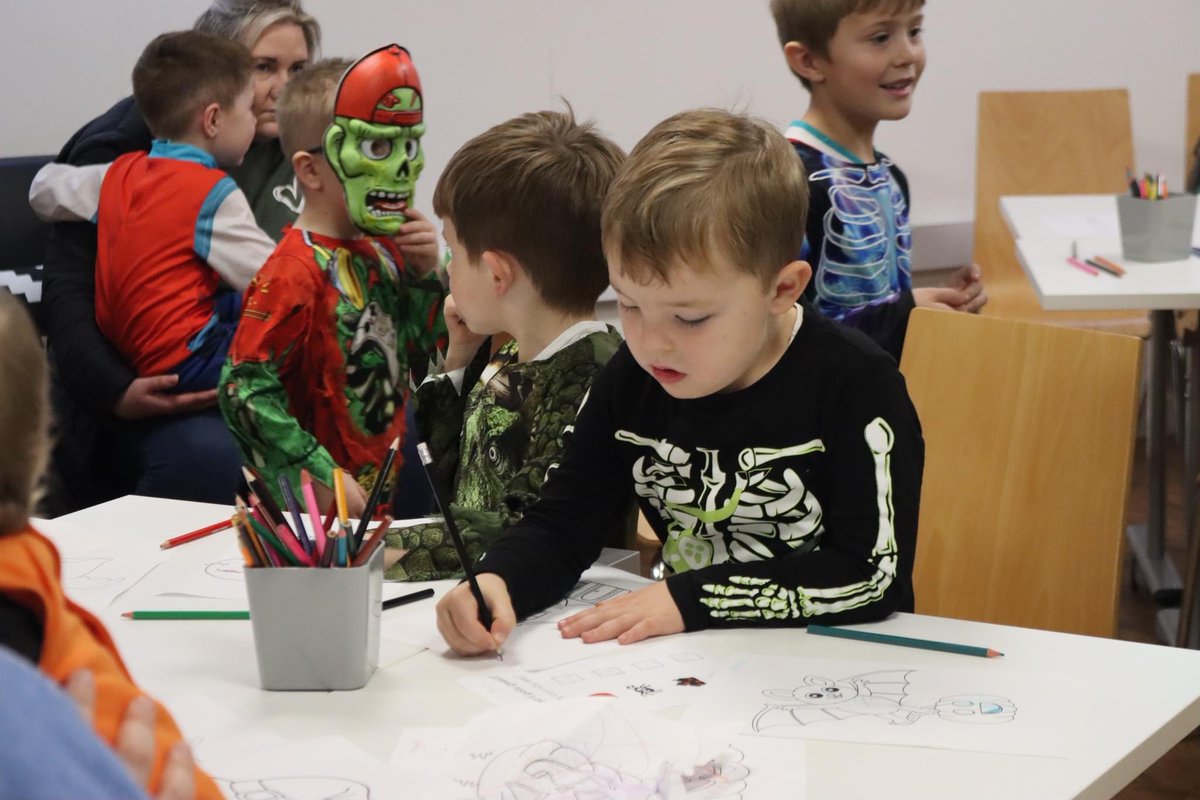 Pawb wedi mwynhau yn y Parti Calan Gaeaf wythnos diwetha’ 🎃👻

Diolch i chi gyd am ddod 🌟 

@MenterGSG <a href="/caffir_atom/">Caffi'r Atom</a> <a href="/yr_egin/">Canolfan S4C Yr Egin</a> <a href="/drindoddewisant/">Drindod Dewi Sant</a>