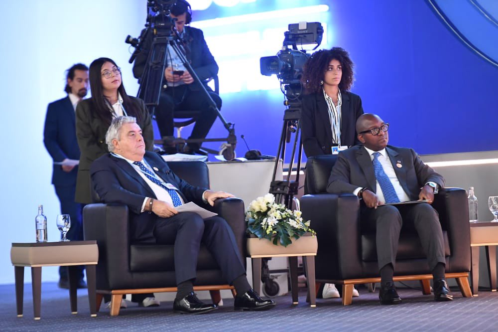 PatrickMuyaya's tweet photo. #RDC : Sur la tribune de la #COP27 @LukondeSama rappelle nos efforts pour la lutte contre le changement climatique et les compensations justes attendues des pollueurs. Il a aussi dénoncé l’agression du Rwanda/M23 qui détruit l’écosyst��me dans le parc de Virunga #PaysSolution 🇨🇩🇨🇩 https://t.co/nR2VNN5pTn