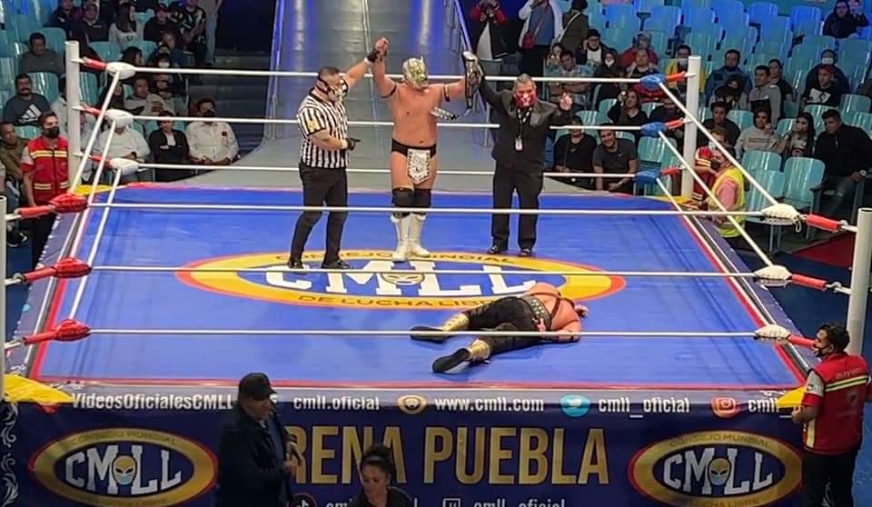 LaTijeraLucha's tweet photo. El día de ayer en la #ArenaPuebla, se dio una sorpresiva victoria de #GranGuerrero sobre #Hechicero; dando como resultado el cambio del campeonato mundial de peso completo del #CMLL hacia la cintura del #HermanitoChulo, que con la herencia del "pulpo guerrero" se lleva el cetro. https://t.co/1kJw94uyap