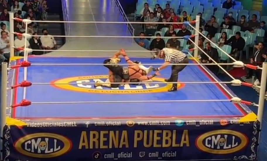 LaTijeraLucha's tweet photo. El día de ayer en la #ArenaPuebla, se dio una sorpresiva victoria de #GranGuerrero sobre #Hechicero; dando como resultado el cambio del campeonato mundial de peso completo del #CMLL hacia la cintura del #HermanitoChulo, que con la herencia del "pulpo guerrero" se lleva el cetro. https://t.co/1kJw94uyap