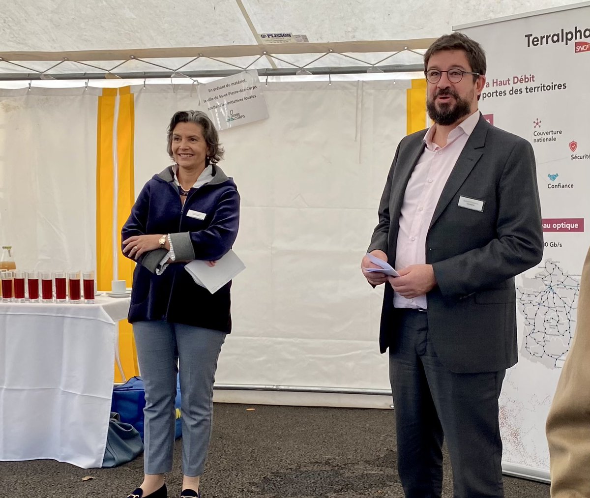 Très heureuse d’inaugurer la 1ere dalle numérique en France de #Terralpha, filiale <a href="/SNCFReseau/">SNCF Réseau</a>, qui valorise 20000km de fibre optique non nécessaire au ferroviaire. Nous contribuons à réduire la fracture numérique des territoires et renfonçons la souveraineté numérique 🇫🇷