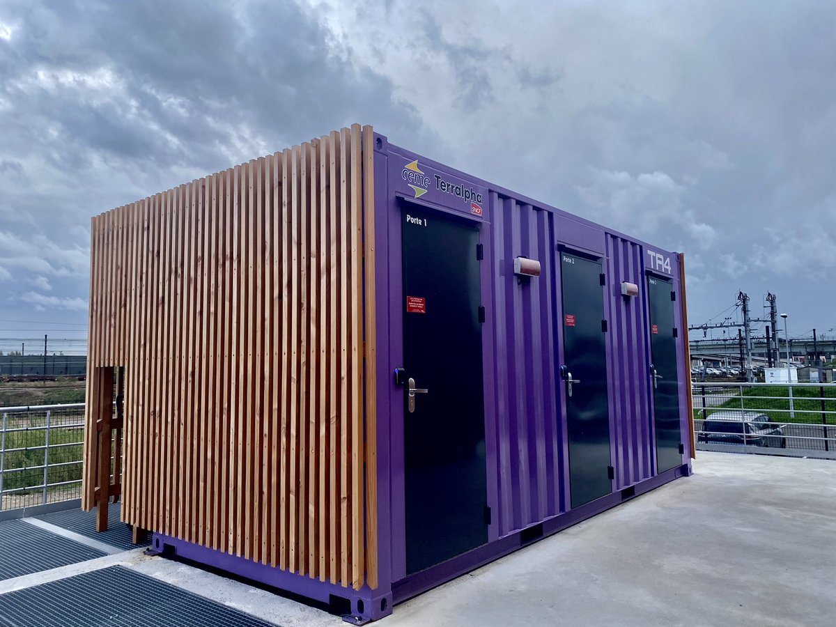 FrancescaAceto_'s tweet photo. Très heureuse d’inaugurer la 1ere dalle numérique en France de #Terralpha, filiale @SNCFReseau, qui valorise 20000km de fibre optique non nécessaire au ferroviaire. Nous contribuons à réduire la fracture numérique des territoires et renfonçons la souveraineté numérique 🇫🇷 https://t.co/sZhTbpNQPB
