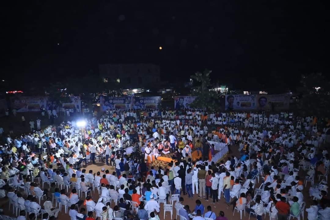 RupeshKadam03's tweet photo. युवासेनाप्रमुख श्री. @AUThackeray जी यांनी चौसाळा ता. जि बीड येथे जाऊन शेतकरी बांधवांसोबत आज संवाद साधला. यावेळी नुकसानग्रस्त शेतीच्या पंचनाम्यांचे तीनतेरा वाजलेले असताना वीजेची समस्या देखील शेतकऱ्यांना भेडसावतेय. 
#shivsena #yuvasena #AadityaThackeray https://t.co/8hP7xB87TD