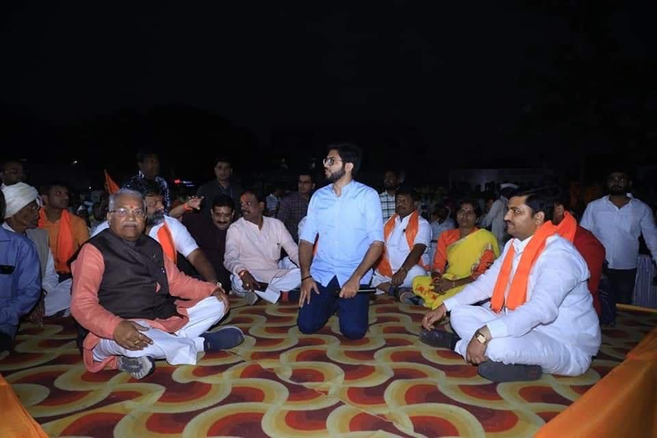 RupeshKadam03's tweet photo. युवासेनाप्रमुख श्री. @AUThackeray जी यांनी चौसाळा ता. जि बीड येथे जाऊन शेतकरी बांधवांसोबत आज संवाद साधला. यावेळी नुकसानग्रस्त शेतीच्या पंचनाम्यांचे तीनतेरा वाजलेले असताना वीजेची समस्या देखील शेतकऱ्यांना भेडसावतेय. 
#shivsena #yuvasena #AadityaThackeray https://t.co/8hP7xB87TD