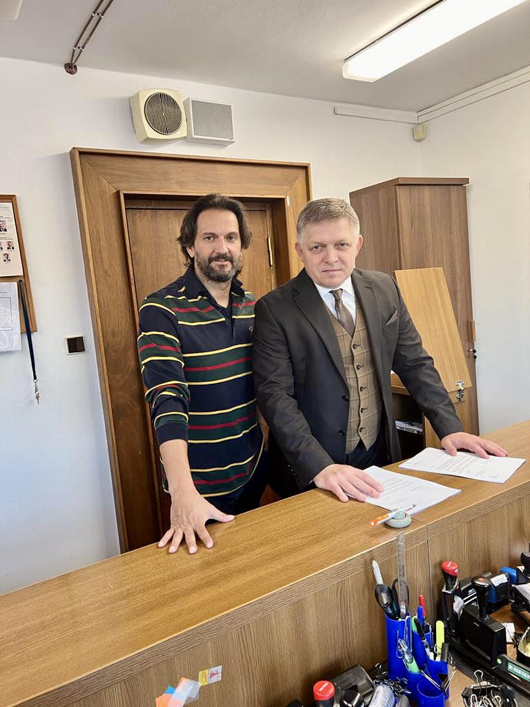 RobertFicoSVK's tweet photo. V roku 2015 R. Kaliňák ochránil naše hranice tak, že občania nemali šancu vidieť ani jedného živého nelegálneho migranta. Dnes sa pri hraniciach povaľujú stovky nelegálnych migrantov kvôli neschopnosti Mikulca chrániť slovensko-maďarskú hranicu. Preto musí Mikulec z hrušky dole! https://t.co/A9H63Qrqny