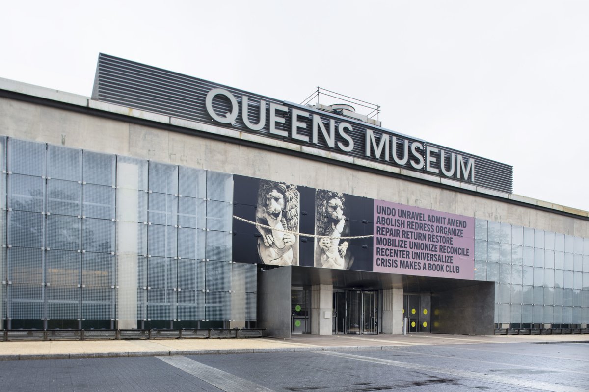 QueensMuseum's tweet photo. Xaviera Simmons (@xavierasimmons) installation of #CrisisMakesABookClub on the Museum's facade is the first piece that many visitors see when they arrive at the west entrance.  

Book your timed ticket: https://t.co/ksc5CfmUMc

📸: Hai Zhang https://t.co/AyMbsO7F3N