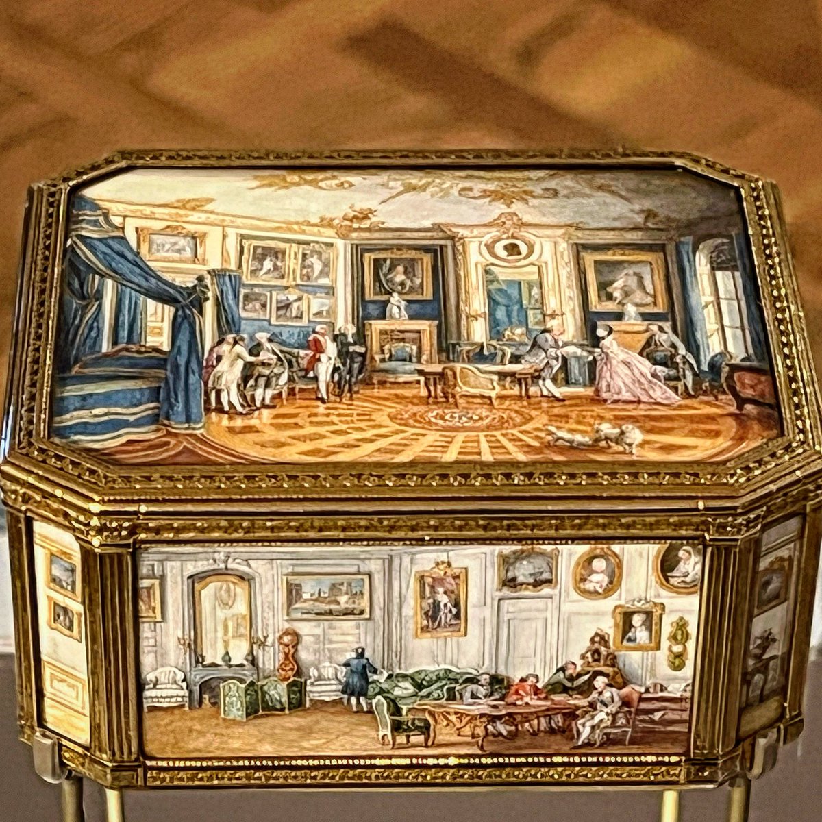 olivier_gabet's tweet photo. Ce que l’on appelle un objet Louvre - tabatière du duc de Choiseul - Louis Roucel et Louis-Nicolas Van Blarenberghe, 1770-1771 - un monde en soi en 8 x 6 x 2,4 cm - œuvre mythique, souvent publiée, jamais vue en public depuis sa création - Toutes et tous Mécènes! @MuseeLouvre https://t.co/USXpQYvrSy