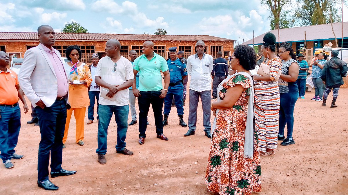 BuhumuzaProvinc's tweet photo. Le 1er vice président de l'@nshingamateka ,le Gouverneur de la @MuyingaProvince et les députés élus à #Muyinga ont visité les 2 chantiers en cours de construction du projet #Prodeci_Turikumwe à savoir l'extension des ECOFO #Rubenga et #Giteranyi.
@MininterInfosBi
#Ayiwacu https://t.co/kDbnAAHfP5