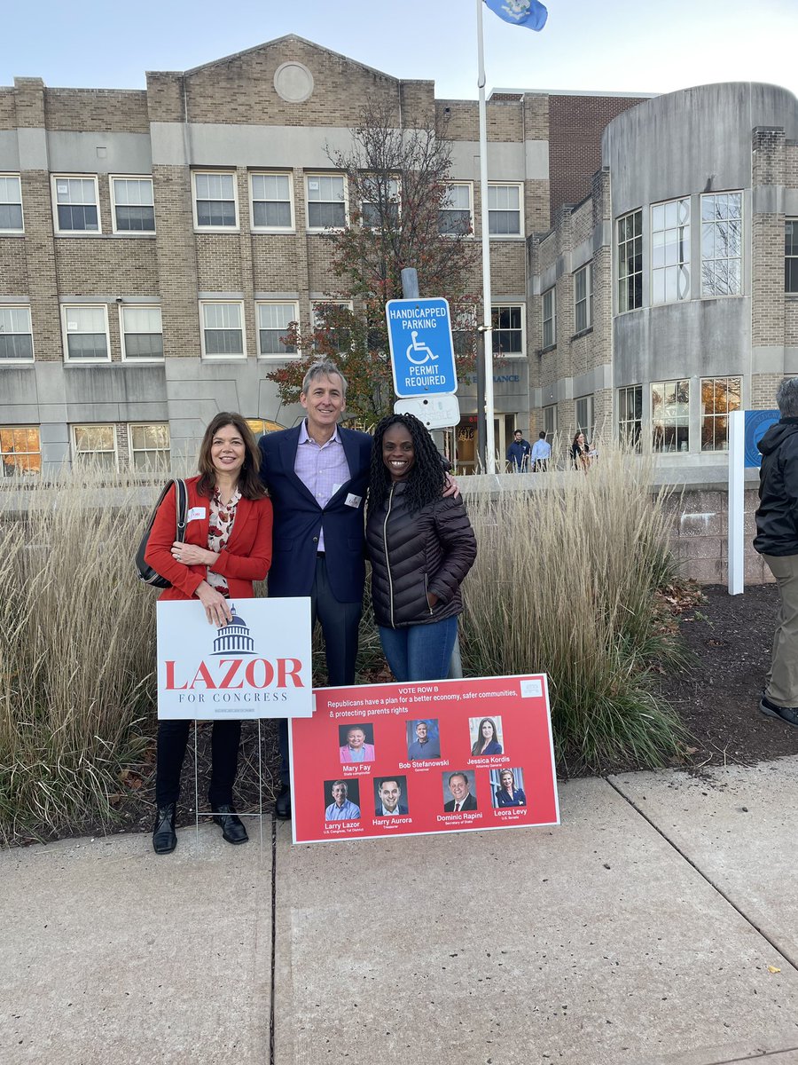 LarryLazor's tweet photo. Lots of incredible support throughout the district this morning! https://t.co/l6xiKFzt87