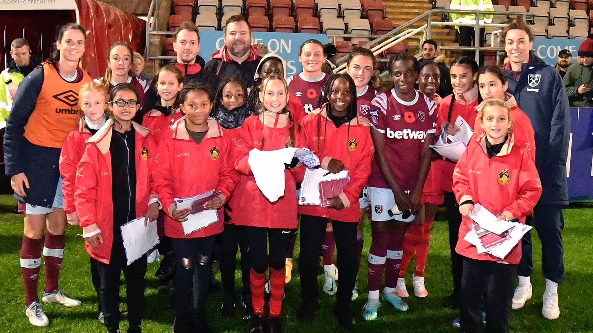 It was great to have <a href="/BDSFA1/">BDSFA</a> U11s Girls' District Team at our game on Sunday as our Guard of Honour! ⚒️

We hope you enjoyed your day with us! 🙌