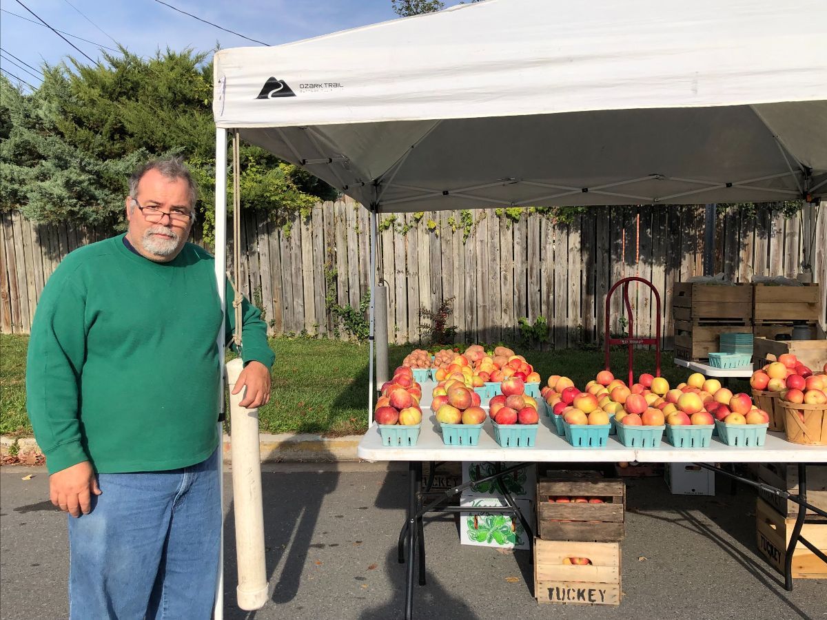 Celebrating Tuckey's Mountain-grown! 🍎🍏 This year marks 30 years since Kevin Tuckey took over his family’s farm — 13 of which he has spent selling at Crossroads! Pick up a quart of apples from Kevin tommorow, 10:30am-2:30pm.