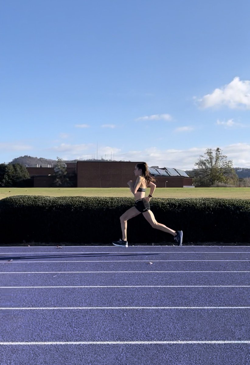 RGary2's tweet image. Been working a lot w/ Jenna Mulhern on her running mechanics. She’s got one helluva engine but needed a chassis that could use it.

Really intentional sprint mechanic work all fall w/ drills, hurdles, and in the weight room…I’m happy to report PROGRESS!😍

#toeup #hipsforward