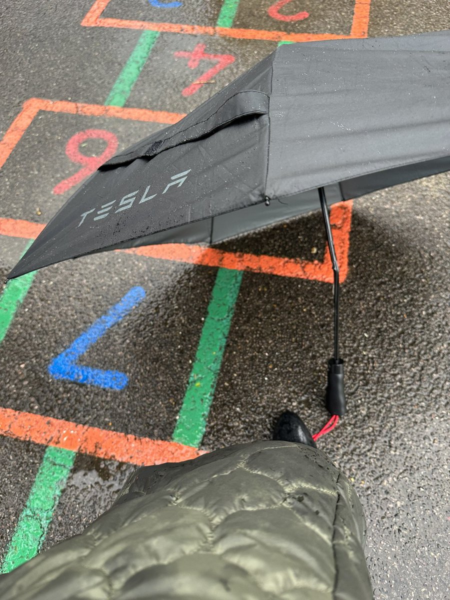 Colla_1's tweet photo. @elonmusk may be able to send people into space, but he certainly can’t keep me dry in a rain storm 😅 @Tesla https://t.co/mzCumM2qey