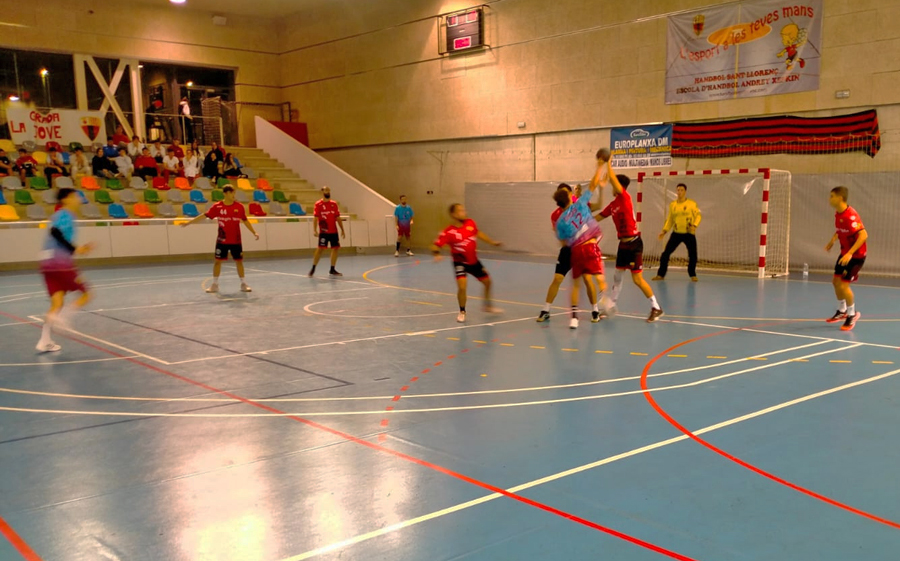 RESUM #3aCatH: En cauen dos, però encara queden sis equips imbatuts. Són Sant Just, @chigualada B i @chsjd C en el grup A, i <a href="/CHSAB1995/">Club Handbol Sant Andreu de la Barca</a>, PBH Montmeló i <a href="/LaietaClub/">Handbol Club Laietà</a> en el grup B.
➡️ cathandbol.cat/catalanes/3a-c…