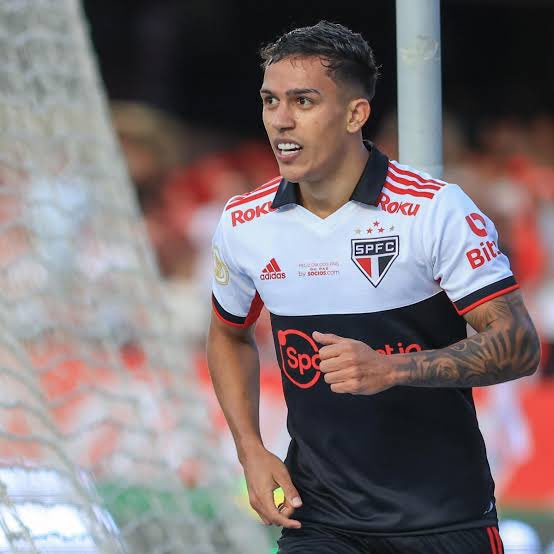 Choqueeiiii's tweet photo. Bomba 💣
Novo casal? A cantora Olívia Rodrigo é flagrada aos beijos com Igor Vinicius lateral do São Paulo, em uma balada na zona sul de São Paulo https://t.co/nhtgu9ydNb