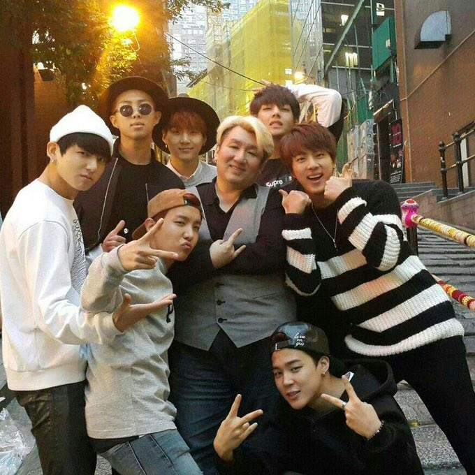 o_lifka's tweet photo. 💜 | Dlaczego BTS są zespołem, a nie grupą?
— tłumaczenie threadu @zubbycat 🇵🇱

"Jaka jest różnica między »zespołem« a »grupą«? Namjoon ciągle nazywał chłopaków »zespołem« w swoim wywiadzie Rolling Stone z Pharrellem, a Hoseok na FESTA 2018 powiedział: "Wszyscy z nas są bardzo... https://t.co/iw6WoVHwdE