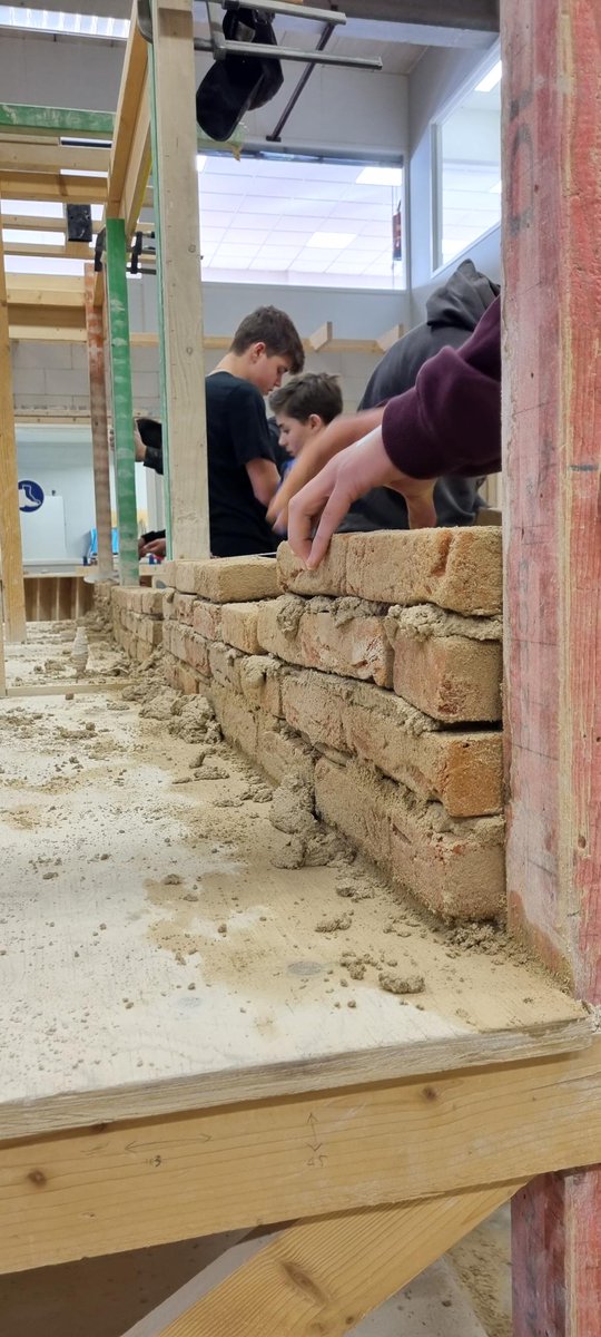 Vandaag zijn een aantal enthousiaste tweedeklassers op bezoek geweest bij de doedagen van Haagbouw in Den Haag. Hier maakten ze kennis met beroepen uit de bouw. Er werd hard getimmerd, geverfd, gemetseld en dakpannen gelegd. #actieflerenveeldoen 🟡🔵🟡🔵