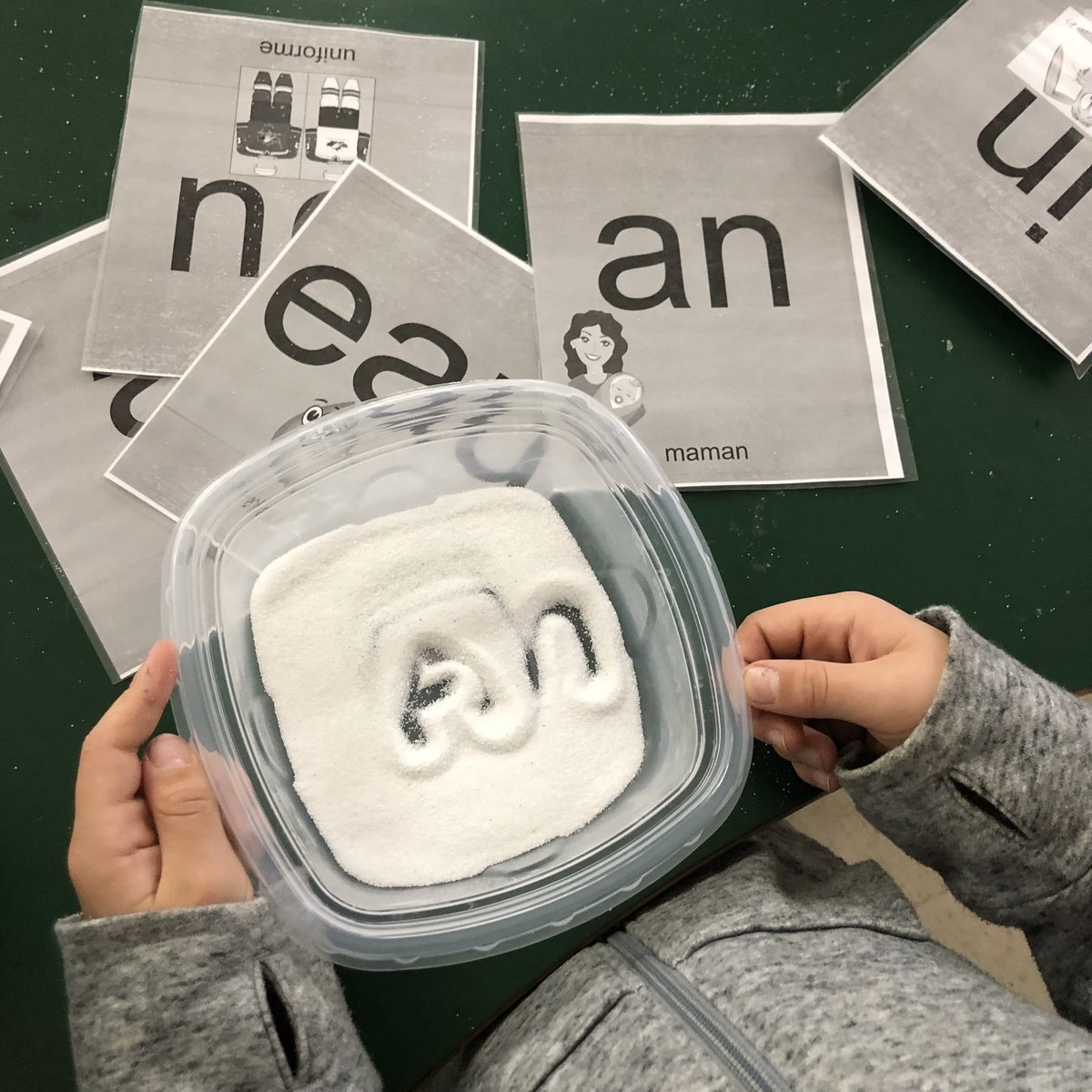 mmekkelly's tweet image. Aujourd’hui nous avons commencé des centres de littératie! Les élèves l’on BEAUCOUP aimé! @HRCE_NS @MmeMiguelle @SkiierGirl8 @BurtonEBES #SeeWhatIAmLearning #FrenchImmersion #EBES