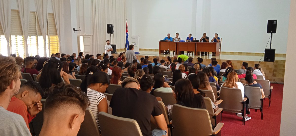 Seguimiento a los acuerdos del #XCongresoFEU de la <a href="/univholguinera/">UniversidadHolguin</a> con la dirección administrativa en el marco del Consejo Ampliado de la #FEU. Además del papel de la brigada y la preparación política de los dirigentes.
<a href="/AnabelNaranjoP4/">Anabel Naranjo Paz</a> <a href="/IsabelC1963/">Isabel Cristina Torres Torres</a> <a href="/idiannelis/">Diannelis Ibarra</a> <a href="/KarelAntonioRo3/">Karel Antonio Rodríguez Zuñiga 🇨🇺</a>