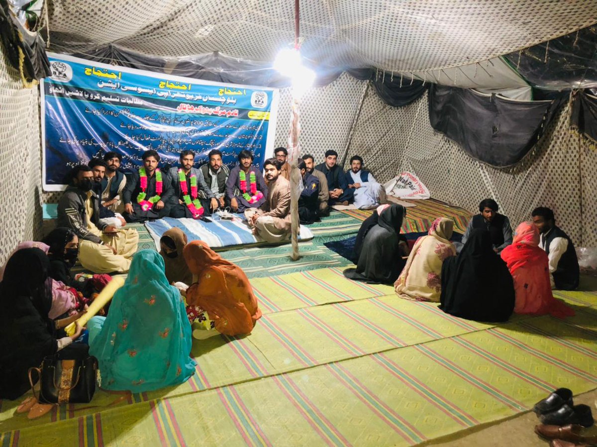 بلوچستان میں اپنی آئینی حقوق کیلئے بھی زندگی اور موت سے کھیلنا پڑھتا ہے گزشتہ 150 دن سے روڈوں جیلوں اور زندانوں میں اذیت ناک زندگی گزارنے والے BPA طلباہ کی حالات نازک اسپتال منتقل، سوئے ہوئے مسلت شدہ حکومت سن لیں ان کو کچھ ہوا تو زمہدار آپ لوگ ہوں گے 
#BPAhungerstriketilldeath
