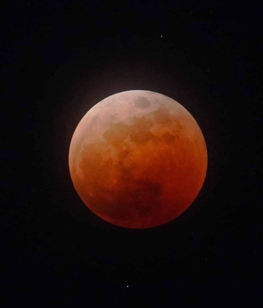 Astroph21's tweet photo. Total Lunar Eclipse!🌕🔴 
11.08.22

Canon EOS 3000D with 75-300mm lens. 

#lunareclipse2022 #BloodMoon #BeaverMoon #BeaverBloodMoon #MOON #Selenophile #moonshot #canonphotography #astronomy #Astrophotography https://t.co/7xLzGX7gNm