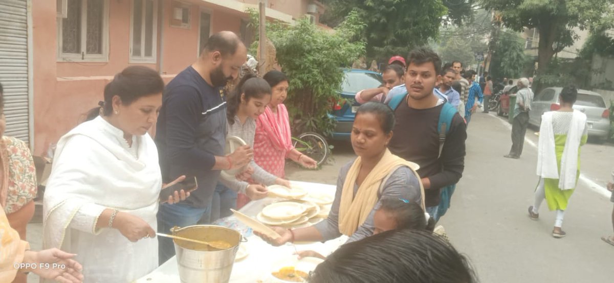 आज ग्रेटर कैलाश के N ब्लॉक में हमारे प्रथम गुरु श्री नानक देव जी के गुरपुरब के उपलक्ष्य में भंडारे का आयोजन किया गया ,जहाँ अपने हाथों से प्रसाद वितरित किया 
#GuruNanakDevjayanti