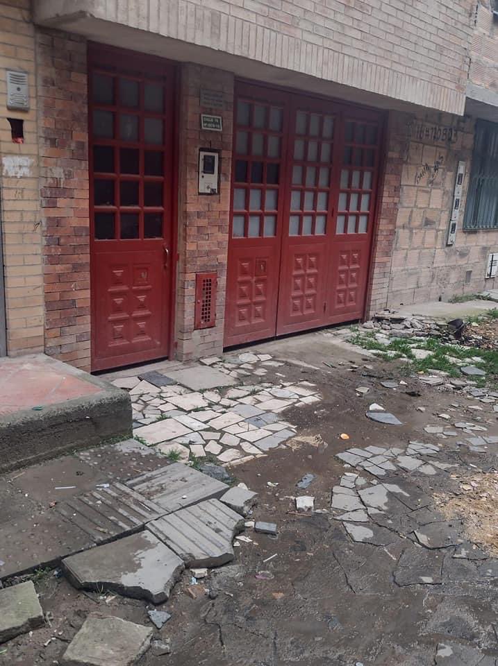 danielastyling's tweet photo. Hay un caso de maltrato animal muy grave en BOGOTÁ, lo subieron a un grupo del barrio donde vivía, este perrito está en los huesos la persona dice que lleva así más o menos dos años. Calle 76 #120b _19 barrio unir 2 BOGOTÁ RT PORFA
@AnimalesBOG @poramorarocky1 https://t.co/5hiY9ZdMyg