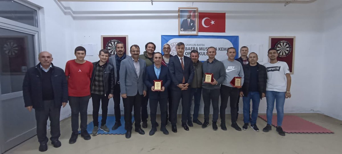 İlçe Milli Eğitim Müdürümüz <a href="/mehmetalikatip/">Mehmet Ali Katipoğlu</a>  Öğretmenler Günü etkinlikleri kapsamında İlçemiz <a href="/kemal_ortaokulu/">MustafaKemalOrtaokulu</a> koordinesinde  gerçekleştirilen“Dart Turnuvası” plaket takdim törenine katıldı.Katılım sağlayan meslektaşlarımıza ve organizasyonda emeği geçenlere teşekkür ediyoruz.