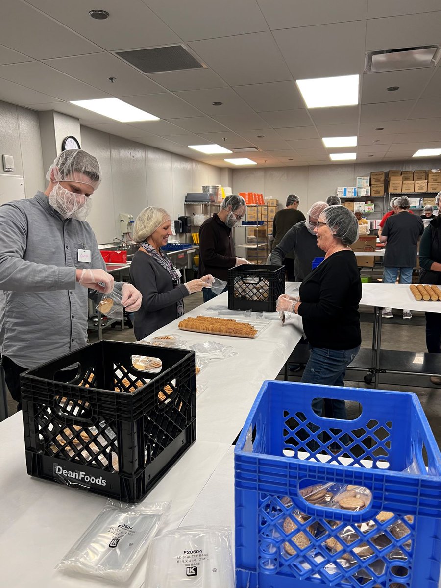 DematicAmericas's tweet photo. Several members of @DematicGlobal's Global Supply Chain team spent the afternoon volunteering at the Grand Rapids @kidsfoodbasket, assisting the nonprofit in its effort to deliver healthy meals to children across West Michigan. #LifeatDematic https://t.co/auTtG1KDwZ