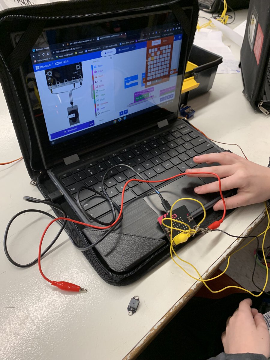 LMSAlesbrook's tweet photo. Building security systems! @Mass_STEMHub @PLTWorg #stem @microbit_edu https://t.co/c0UEv1P7bE