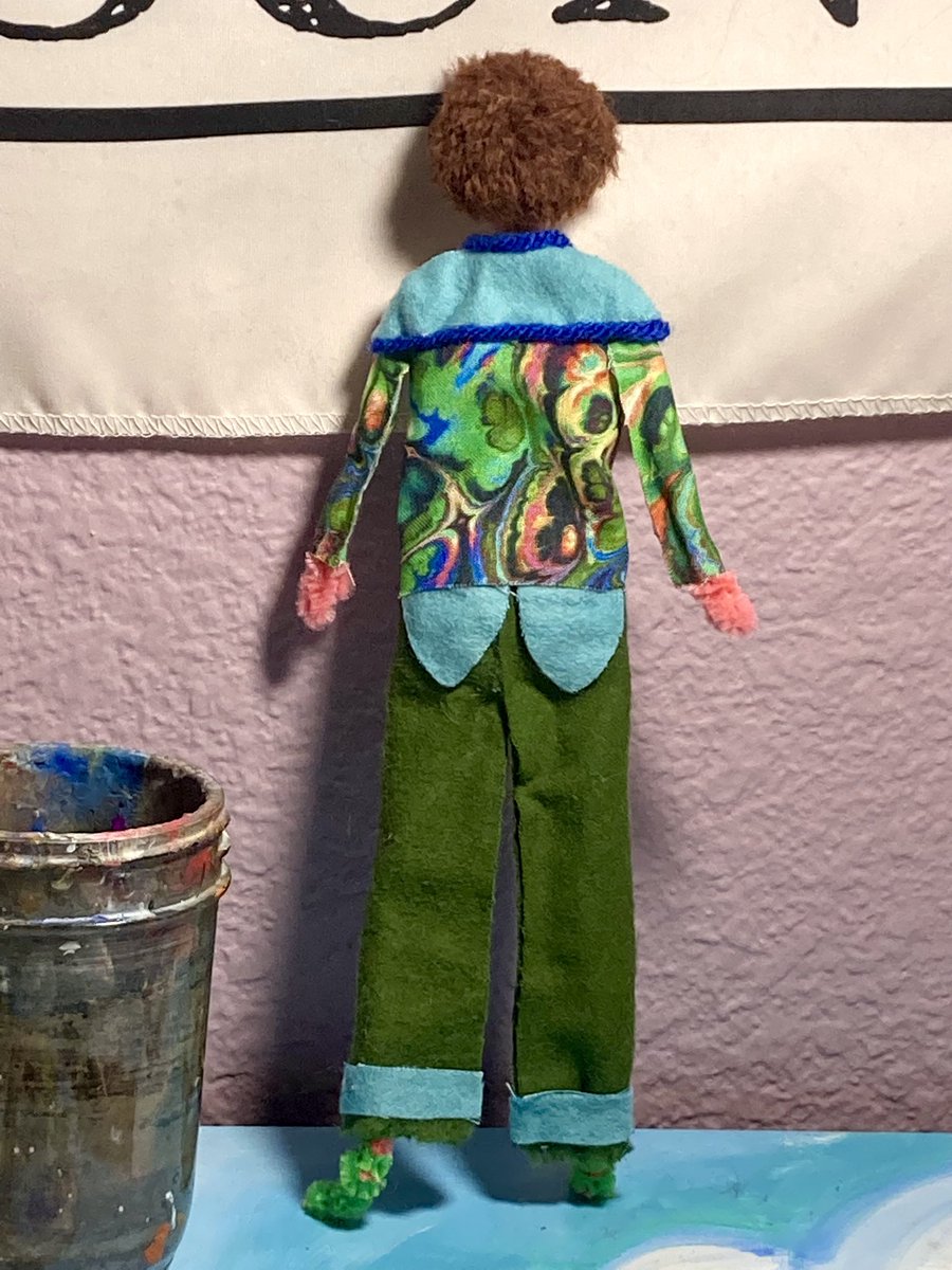 new pipecleaner doll for <a href="/bingo__mama/">01000010 01101001 01110100 01100011 01101000</a> !! and i discovered that my tiny soda bottles on my desk fit perfectly in their little doll hands 🤭💕