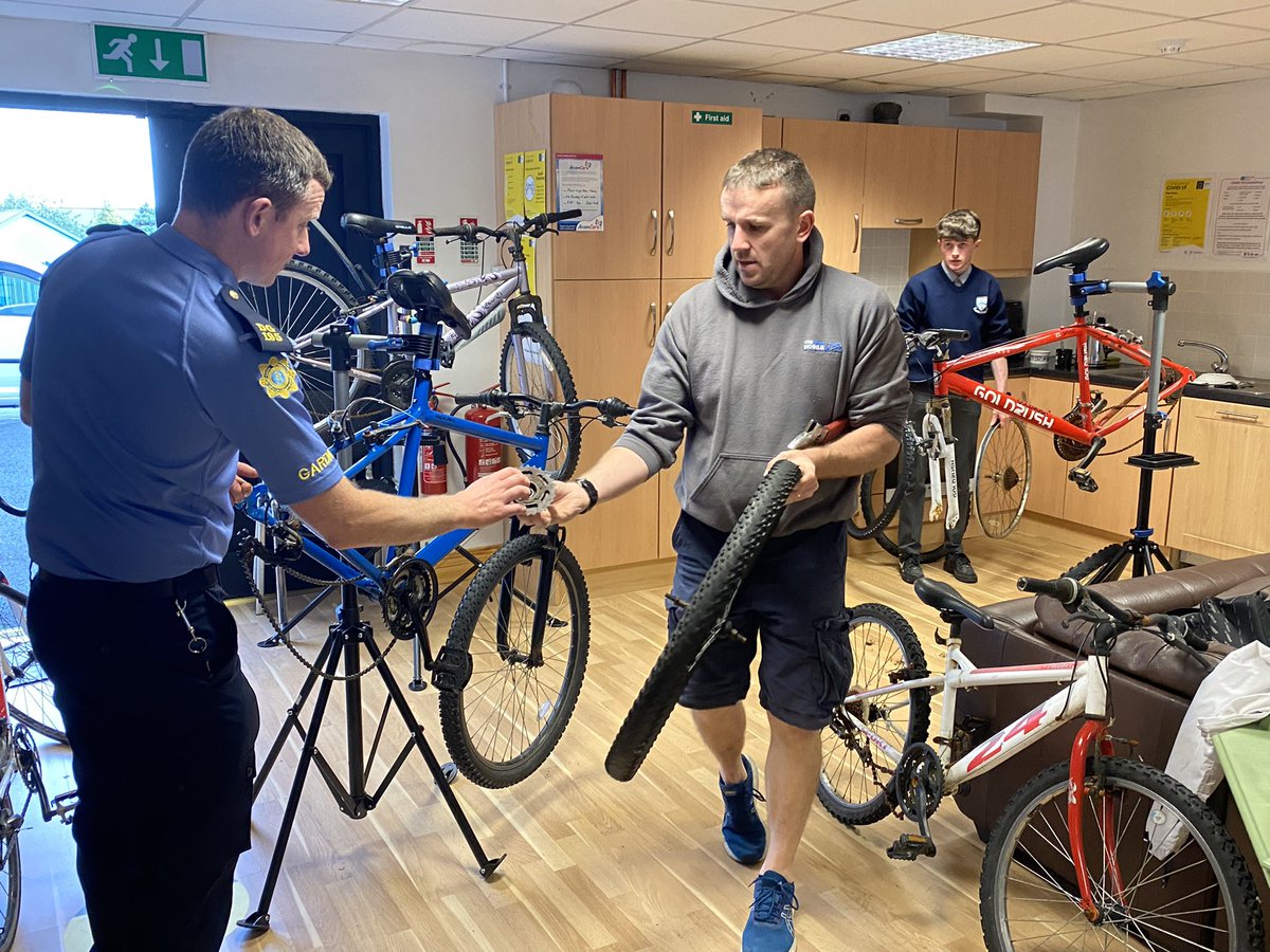 ForoigeDonegal's tweet photo. Donegal Community Garda Ted and John from the @The_BikeMobile helping Foróige young people refurbish bikes for families in need in Donegal. They have gained so much from this prosocial programme, building skills, positive relationships and community spirit👏🇮🇪🇪🇺 #EUinmyregion https://t.co/mAqCoF5fuy
